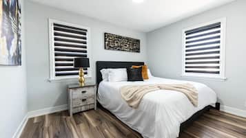 5 slaapkamers, een bureau, een strijkplank/strijkijzer, reisbedje