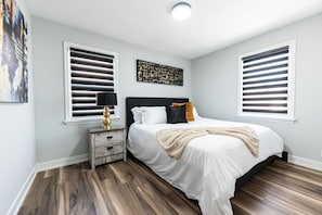 5 habitaciones, escritorio y tabla de planchar con plancha
