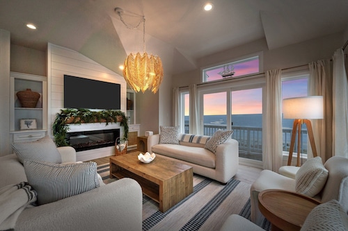 Oceanfront- walk to beach w/pool, hot tub and wrap around deck