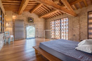 6 habitaciones, tabla de planchar con plancha y cuna de viaje 