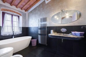 Ducha, bañera de hidromasaje, secador de pelo y bidé