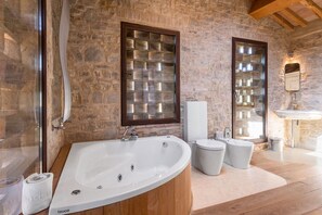 Ducha, bañera de hidromasaje, secador de pelo y bidé