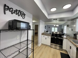 Kjøleskap, mikrobølgeovn, ovn og kokeplater