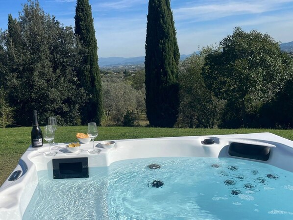Outdoor spa tub - Villa in Poggio A Caiano with 2 bedrooms sleeps 4 (Poggio A Caiano)
