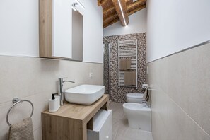 Dusche, Haartrockner, Bidet