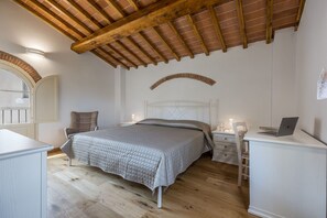 2 quartos, ferros/tábuas de passar roupa, berço de viagem