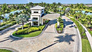 Ein Resort mit einem Hauptgebäude, angelegten Gärten und einem Wasserlauf.