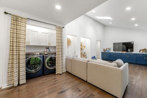 Interior - Modern Rancher on Lake Lanier in Gainesville (Gainesville)