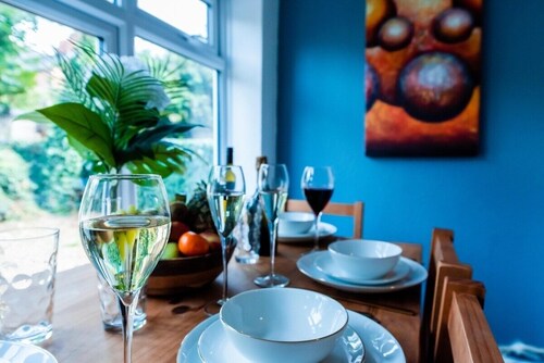 The Private Villa, Northampton Centre, Sleeps 12

