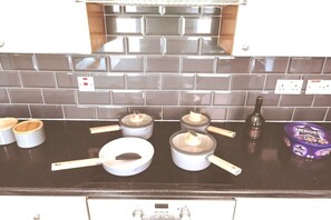 Private kitchen - The Private Villa, Northampton Centre, Sleeps 12

 (Northamptonshire)