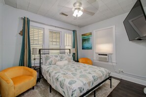 2 bedrooms, iron/ironing board, WiFi, bed sheets - Beach Bungalow 5 Min from Pleasure Pier! (Galveston)