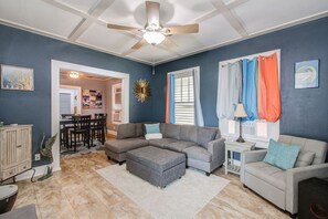 TV - Beach Bungalow 5 Min from Pleasure Pier! (Galveston)