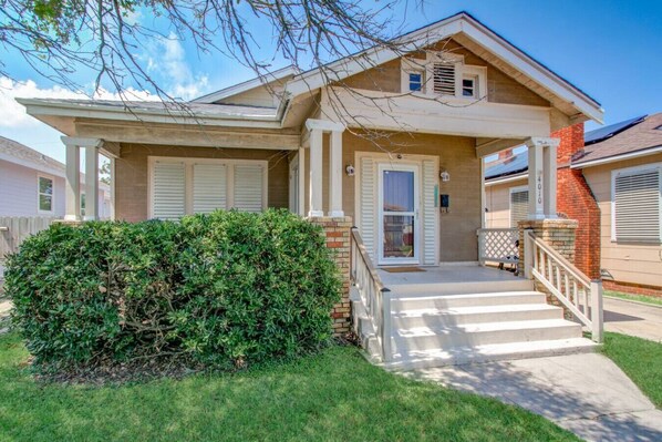 Exterior - Beach Bungalow 5 Min from Pleasure Pier! (Galveston)