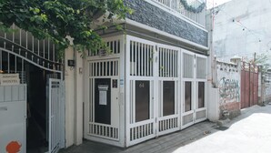 Ein Hostel mit geschlossenem Eingangsbereich, einem Schild, das es als das nächste Hostel kennzeichnet, und der Zahl '64' an der Tür.