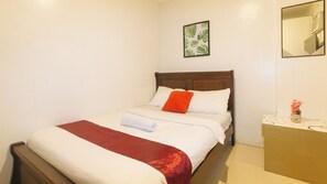 Standard Double with Shared Bathroom - Nearest Hostel Pasay City By Reddoorz (Pasay)