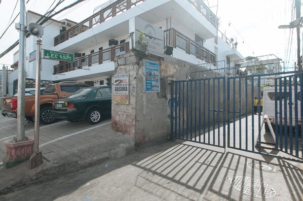 Exterior - Nearest Hostel Pasay City By Reddoorz (Pasay)