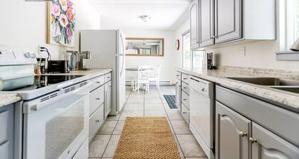 Gig Harbor Cozy Get Away, Bring Fido - Park like Backyard