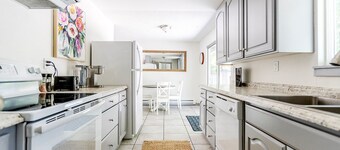 Gig Harbor Cozy Get Away, Bring Fido - Park like Backyard