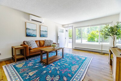 Gig Harbor Cozy Get Away, Bring Fido - Park like Backyard