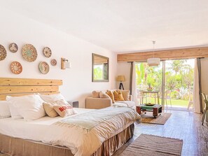 1 slaapkamer, een bureau, een strijkplank/strijkijzer, reisbedje