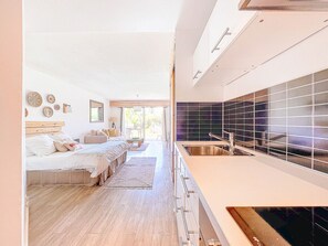 1 Schlafzimmer, Schreibtisch, Bügeleisen/Bügelbrett, Reisekinderbett