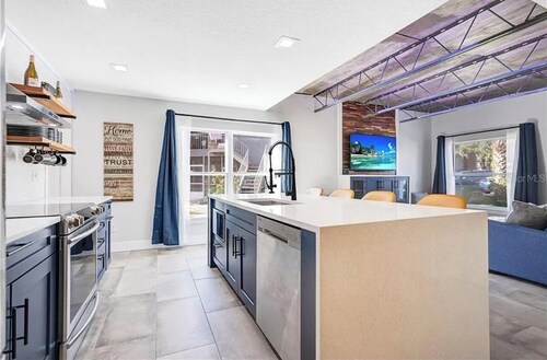 Cozy 2-bedroom KING suite condo with WiFi, AC in enjoyable Sanford