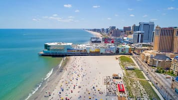 Beach nearby, sun loungers, beach towels