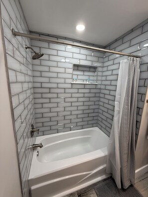 Douche, sèche-cheveux, serviettes fournies, savon