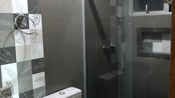 Habitación Confort doble de uso individual | Baño | Toallas, jabón y papel higiénico