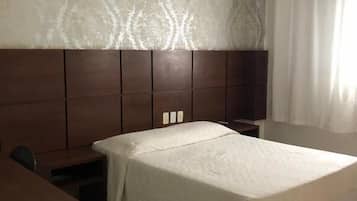 Quarto casal conforto de uso individual | Escrivaninha, espaço de trabalho para notebook, Wi-Fi de cortesia