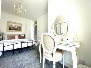 2 slaapkamers, een bureau, een strijkplank/strijkijzer, reisbedje