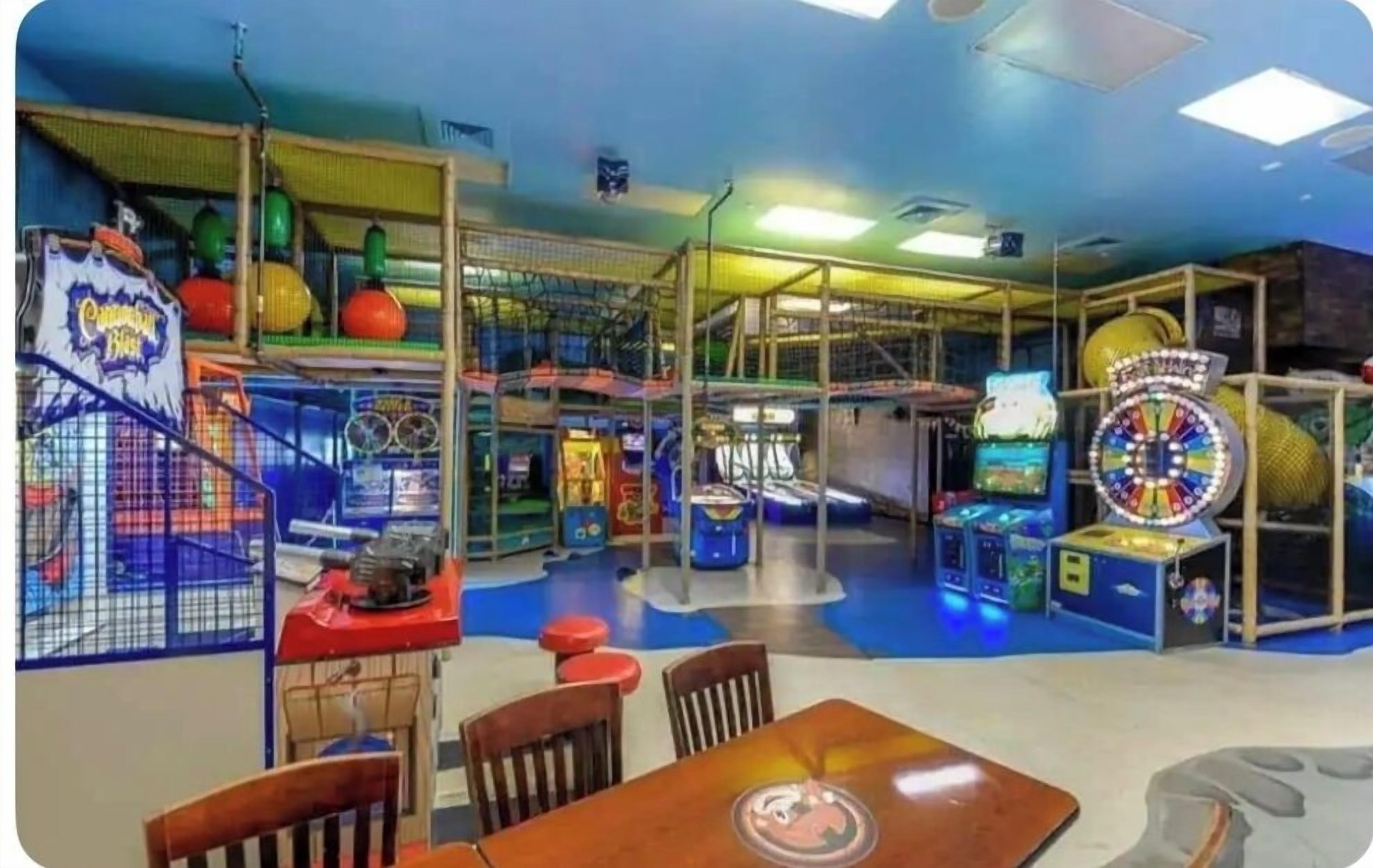 Cozy 3-bedroom condo in Resort with pool and lazy river, restaurant, & ARCADE!!