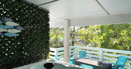 Charming 2-bedroom Cottage located at Va Dare and Portside Bar! Sleeps 4