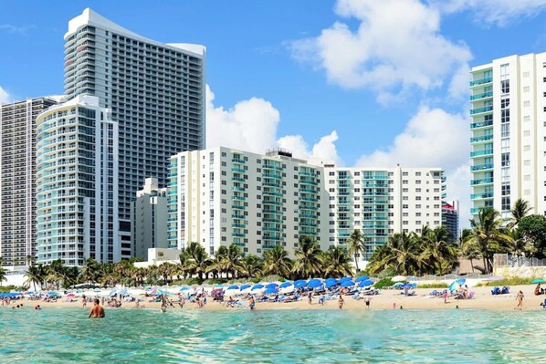 On the beach, white sand - Amazing Beachside Condo (Hollywood)