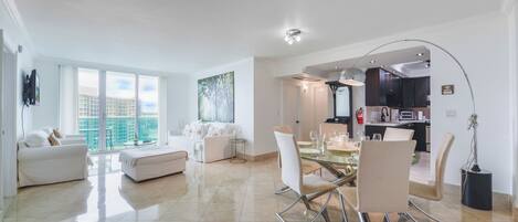 Apartment, Balcony, City View | In-room dining