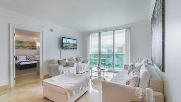 公寓, 陽台, 城市景觀 | 起居區 | 50-吋智慧型電視,提供衛星頻道