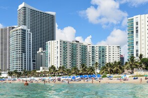 位於海灘上、白沙
