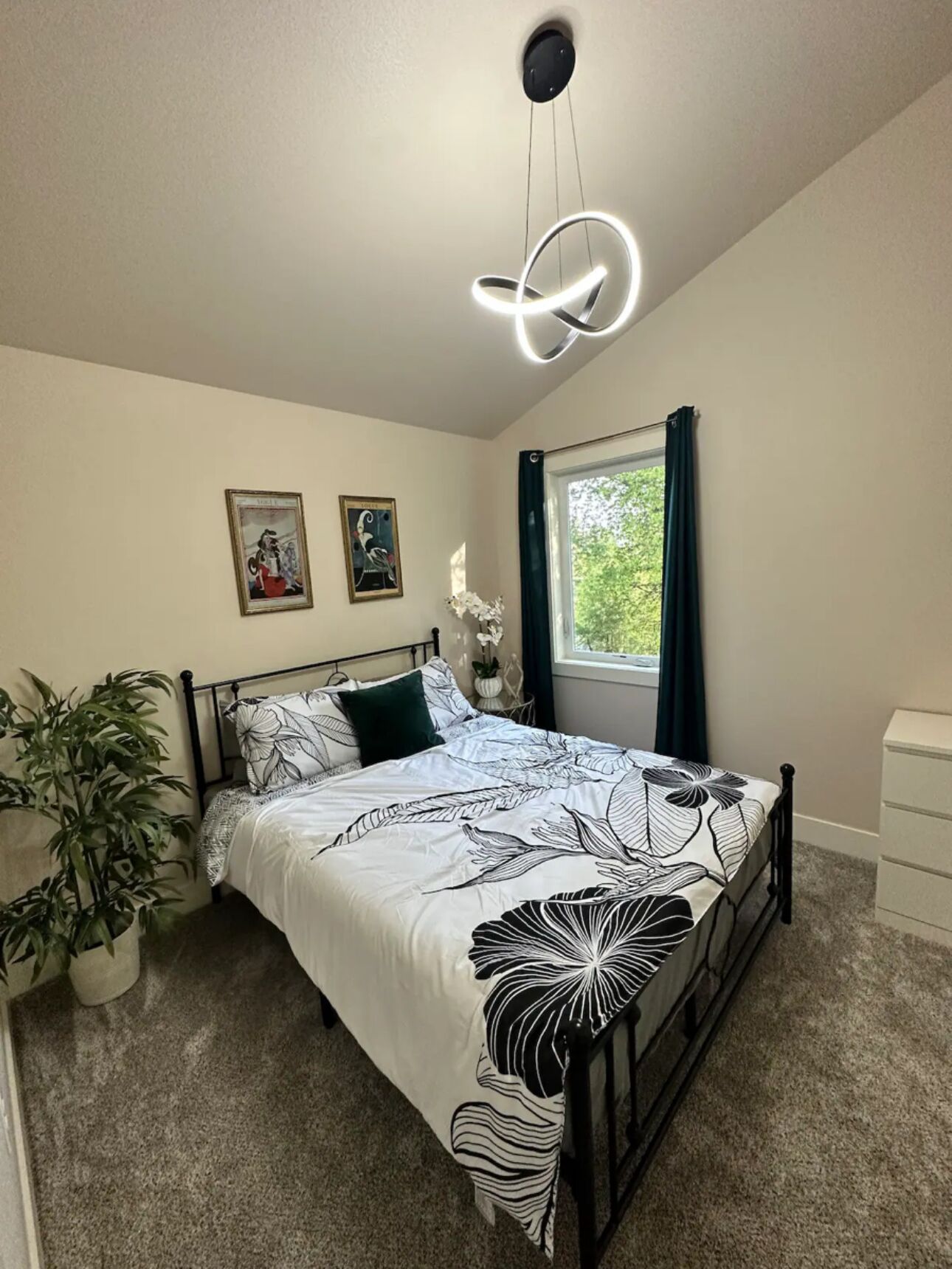 2 quartos, escrivaninha, ferros/tábuas de passar roupa, berço de viagem