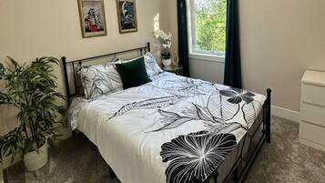 2 quartos, escrivaninha, ferros/tábuas de passar roupa, berço de viagem