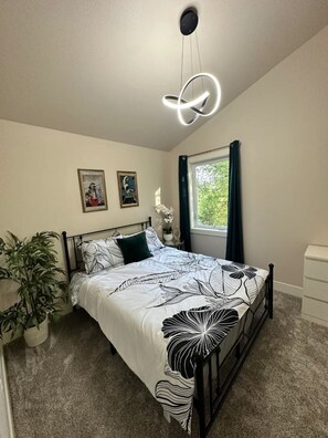 2 多间卧室、办公桌、熨斗/熨衣板、旅行婴儿床