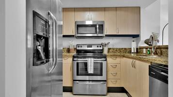 Réfrigérateur, micro-ondes, four, plaque de cuisson