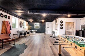 Game room - Cozy, spacious retreat in Auburn with game area and large family entertaining (Auburn)