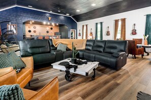 Smart-TV, Kamin, Tischfußball, Tischtennisplatte