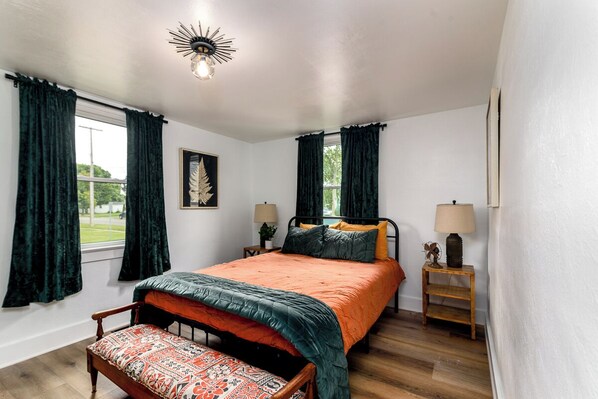 9 Schlafzimmer, Schreibtisch, Bügeleisen/Bügelbrett, Reisekinderbett