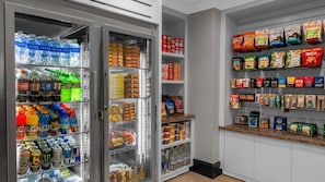 Ein gut sortierter Kiosk mit einer Auswahl an Getränken, Snacks und Pflegeartikeln.