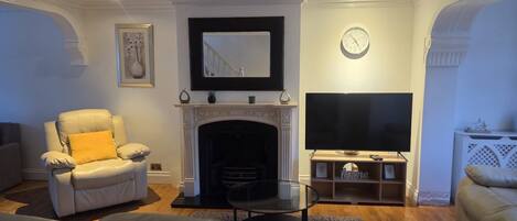 Televisie en een open haard