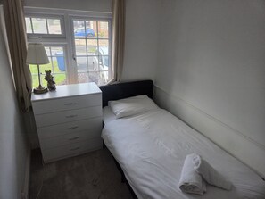 3 bedrooms, iron/ironing board, WiFi, bed sheets - Spacious, clean & comfy 3 bed semi-detached house, (Reading)