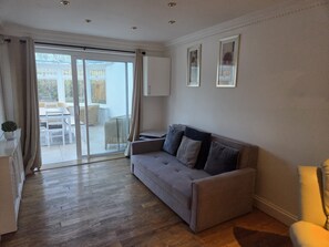 Televisión y chimenea 