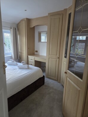 3 bedrooms, iron/ironing board, WiFi, bed sheets - Spacious, clean & comfy 3 bed semi-detached house, (Reading)