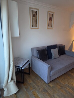 TV, fireplace - Spacious, clean & comfy 3 bed semi-detached house, (Reading)